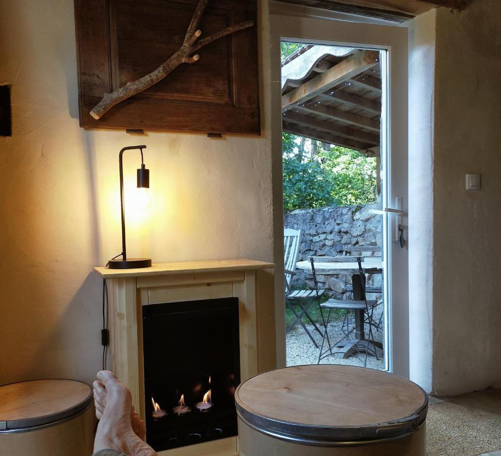 Suites De Campagne Les Eydieux, Petits Dejeuners Inclus Saint-Angel  Exterior foto